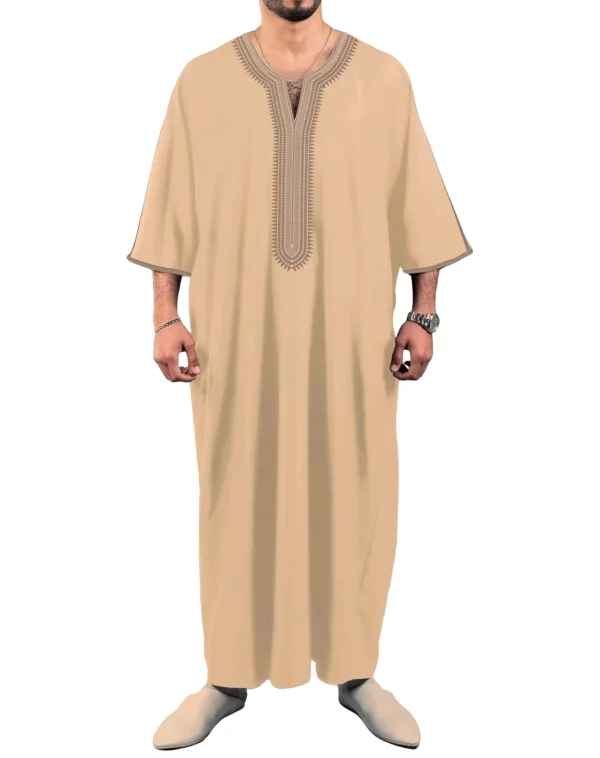 Qamis Brodé Pour Le Ramadan – Élégance Arabe Et Confort Quotidien